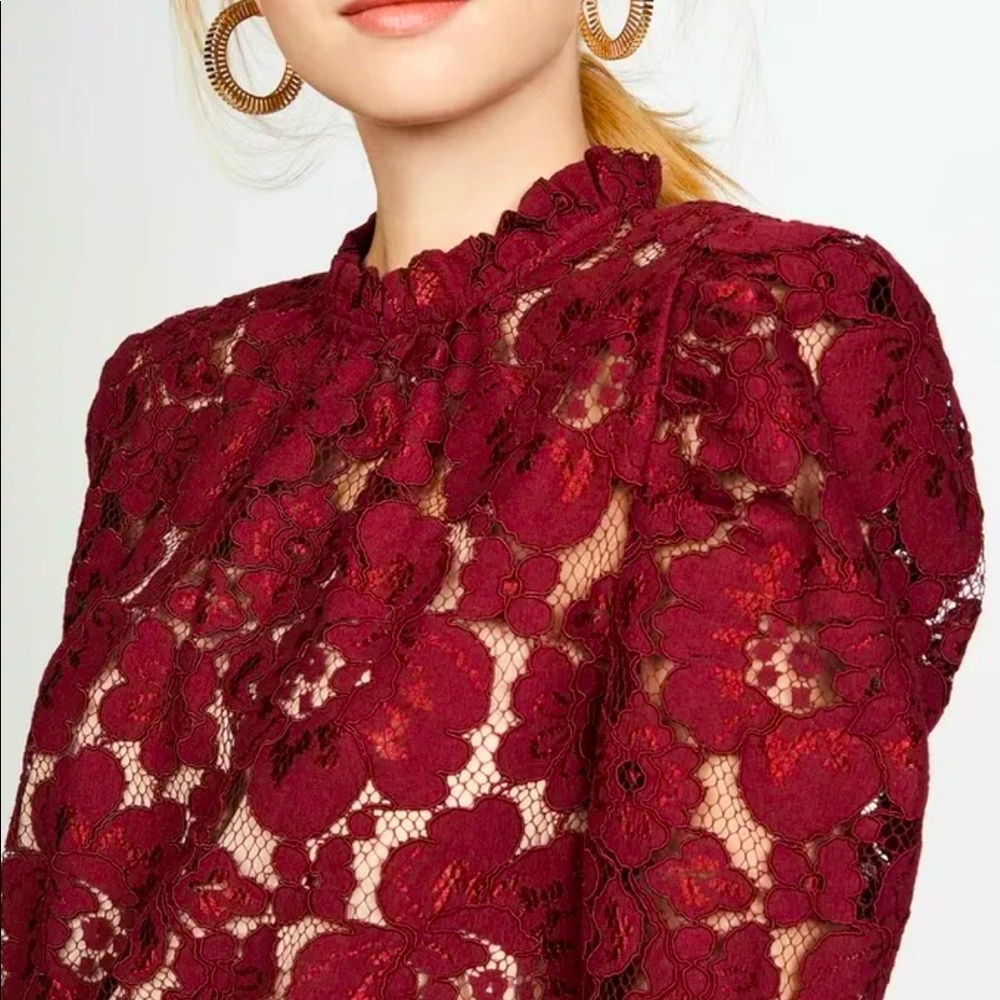 WAYF Emma Puff Sleeve Lace Top

Burgundy lace blouse with removable nude cami